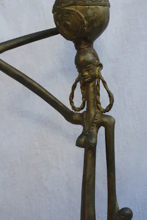 Yoruba - Bronzen Vrouw Elegante Afrikaanse sculptuur (20e eeuw) kopen? Bied vanaf 75!