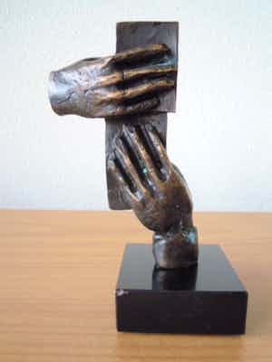 Brons (Onbekend) - Gesigneerd bronzen beeldje " Twee handen die iets opbouwen " LAATSTE KANS!!!!!! verkocht voor € 20!