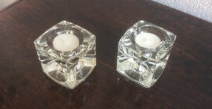 Niet of onleesbaar gesigneerd - TWEE KRISTALLEN KAARSENHOUDERS kopen? Bied vanaf 1!