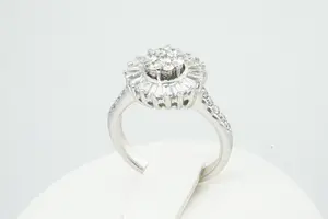 Acheter43 - Exclusieve 18 Krt wit-gouden fantasie ring met totaal 1.15 ct diamant.? Enchérissez de 660!