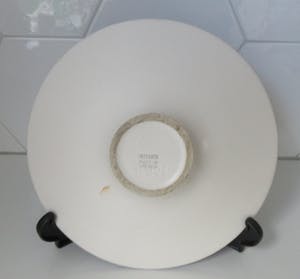 Niet of onleesbaar gesigneerd - Kunstaardewerken schaal op voet met Naieve decoratie kopen? Bied vanaf 10!