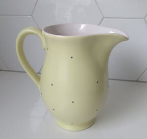 Potterie De Driehoek - Pastel gele melkkan met blauwe polka dots kopen? Bied vanaf 10!