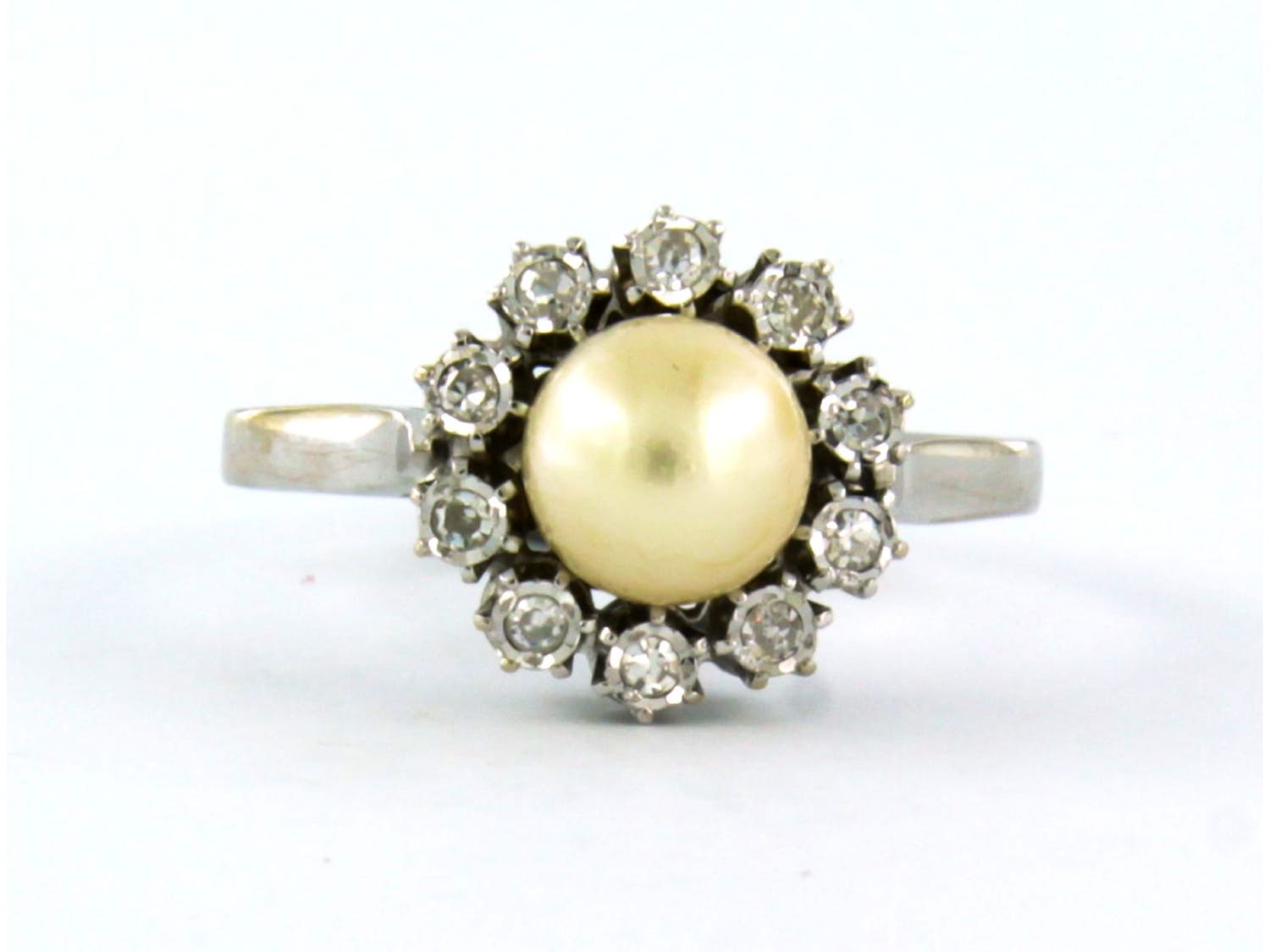 18k gouden ring bezet met parel en erom heen single cut geslepen diamant kopen? Bied vanaf 280!