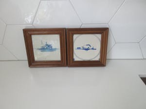 Niet of onleesbaar gesigneerd - Twee Delftsblauwe antieke tegels afbeelding koe en boerderij in houten lijst kopen? Bied vanaf 1!