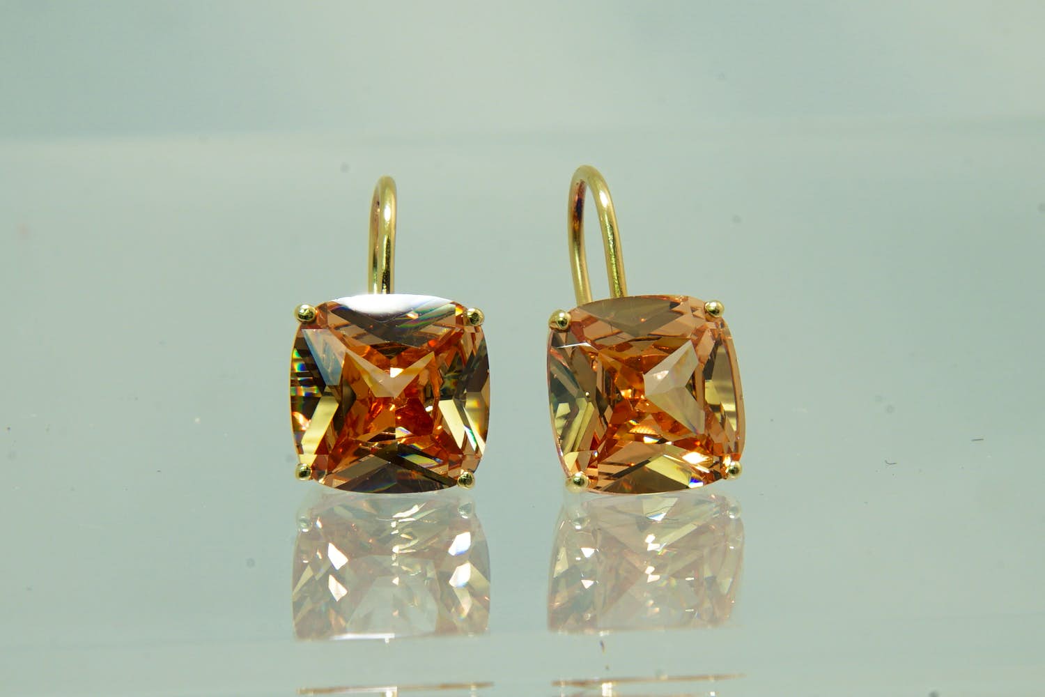 44- Elegant paar 14krt gouden oorhangers BLUSH met facetgeslepen stenen kopen? Bied vanaf 100!