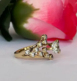 AcheterVintage cocktailring van 18 karaat geelgoud met diamanten? Enchérissez de 1500!