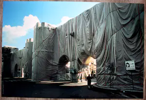 Christo - Ongesigneerde foto litho: The Wall Wrapped, Rome - 1974 kopen? Bied vanaf 25!