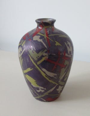 Niet of onleesbaar gesigneerd - Keramisch vaasje met abstract decor kopen? Bied vanaf 1!