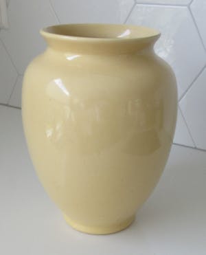 Keramiekfabriek Velsen - Grote eiergele bloemenvaas kopen? Bied vanaf 1!