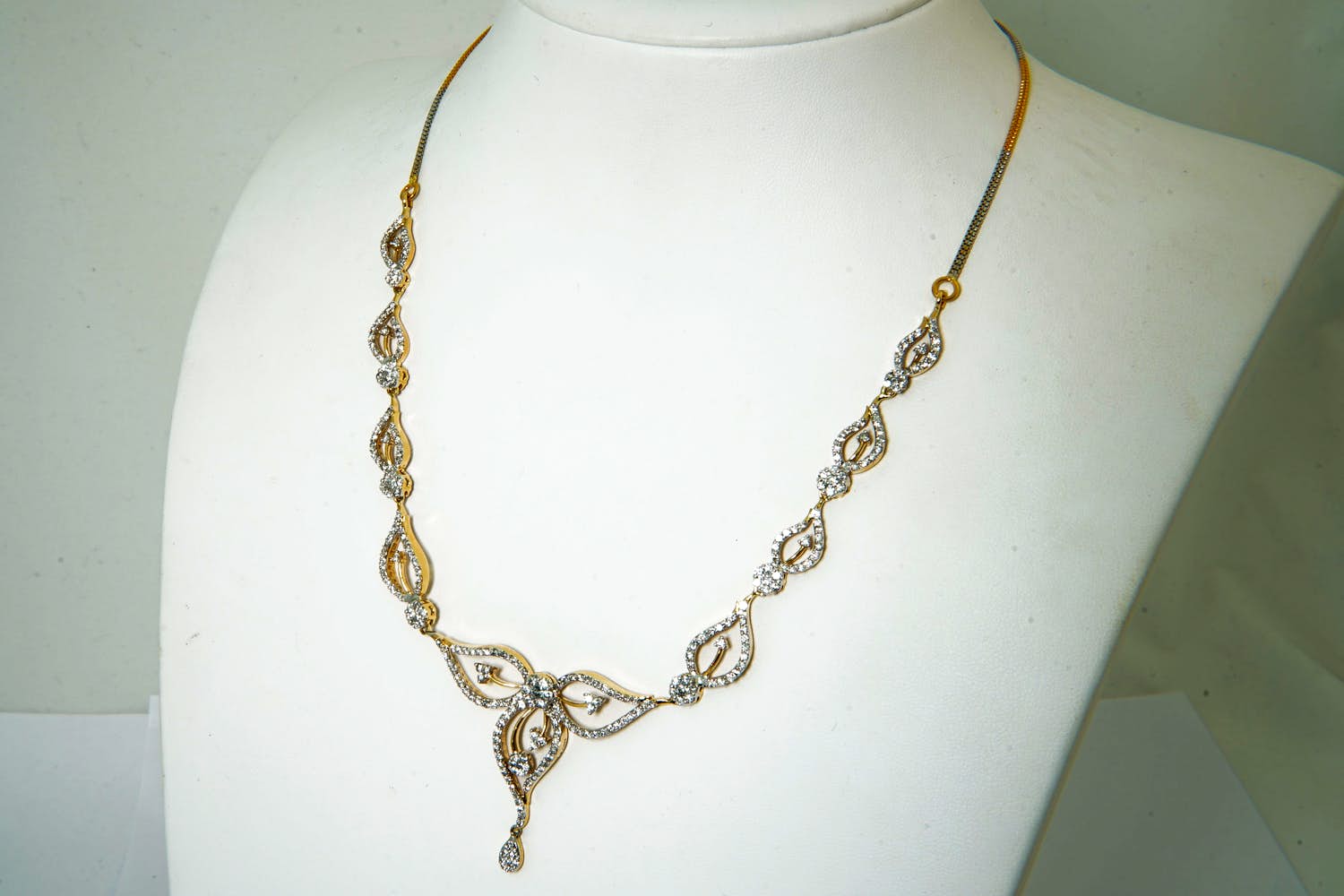 45 - Schitterend 18Kt bi-color goud & diamanten halssieraad totaal 4ct briljant! kopen? Bied vanaf 2200!