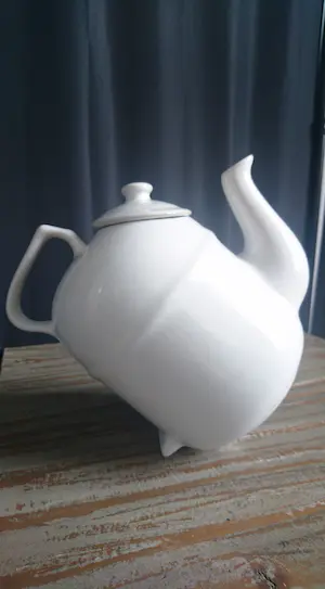 Niet of onleesbaar gesigneerd - Porseleinen "Tilting" theepot kopen? Bied vanaf 1!