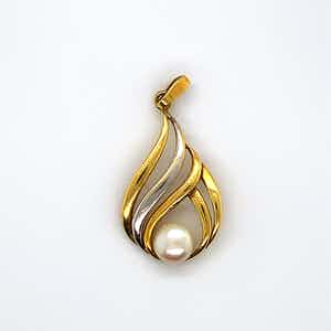 18kt gouden hanger + parel, maat 29/10, 2,0 gr verkocht voor € 80!