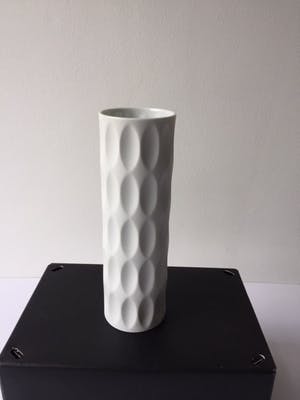 Hutschenreuther - Reliëfvaas (h 24,5 cm) uit de serie Archais ontwerp Heinrich Fuchs kopen? Bied vanaf 89!