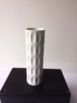 Hutschenreuther - Reliëfvaas (h 24,5 cm) uit de serie Archais ontwerp Heinrich Fuchs verkocht voor € 89!