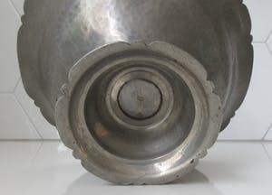 Curiosa - Gero - Hand gehamerde art deco tinnen schaal op voet kopen? Bied vanaf 1!