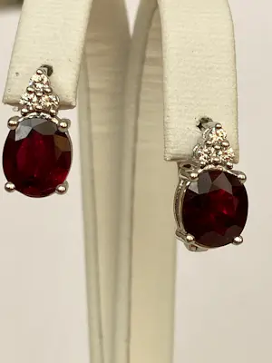 Acheter18 Kt witgouden oorbellen met rode robijnen ca 4,00 crt  en diamanten? Enchérissez de 1400!