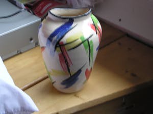 Niet of onleesbaar gesigneerd - Kleurrijke keramische vaas gesigneerd Kei goed en JR kopen? Bied vanaf 1!