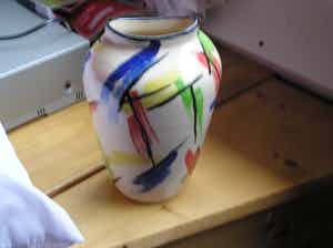 Niet of onleesbaar gesigneerd - Kleurrijke keramische vaas gesigneerd Kei goed en JR verkocht voor € 1!