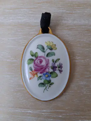Augarten Wien - Hanger met zwarte fluwelen choker kaufen? Bieten Sie von 35!
