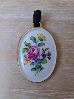 Augarten Wien - Hanger met zwarte fluwelen choker kaufen? Bieten Sie von 35!