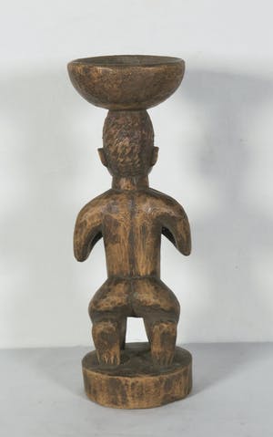 Yoruba - Houten geknield vruchtbaarheidsbeeld met bovenop schaal voor magische stoffen kopen? Bied vanaf 1!