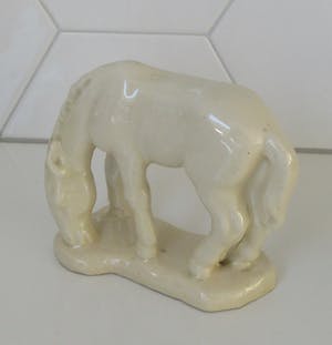 Niet of onleesbaar gesigneerd - Art deco aardewerk plastiek van een grazend paard kopen? Bied vanaf 10!