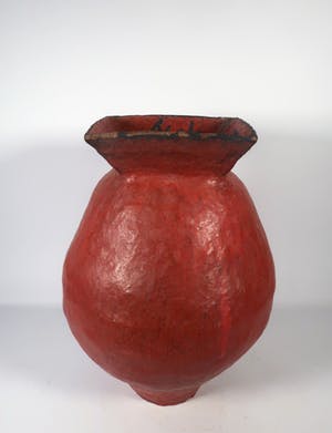 Peter von Hartsvelt Müller - Aardewerk, Rode vaas met zwarte karakters (Groot) kopen? Bied vanaf 40!