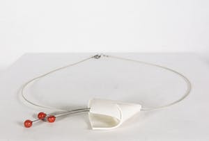 Judith Bloedjes - Collier met keramiek kopen? Bied vanaf 45!