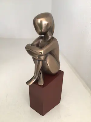 Janneke Ros - Beeld “ IN GEDACHTEN “. Gesigneerd kopen? Bied vanaf 1!