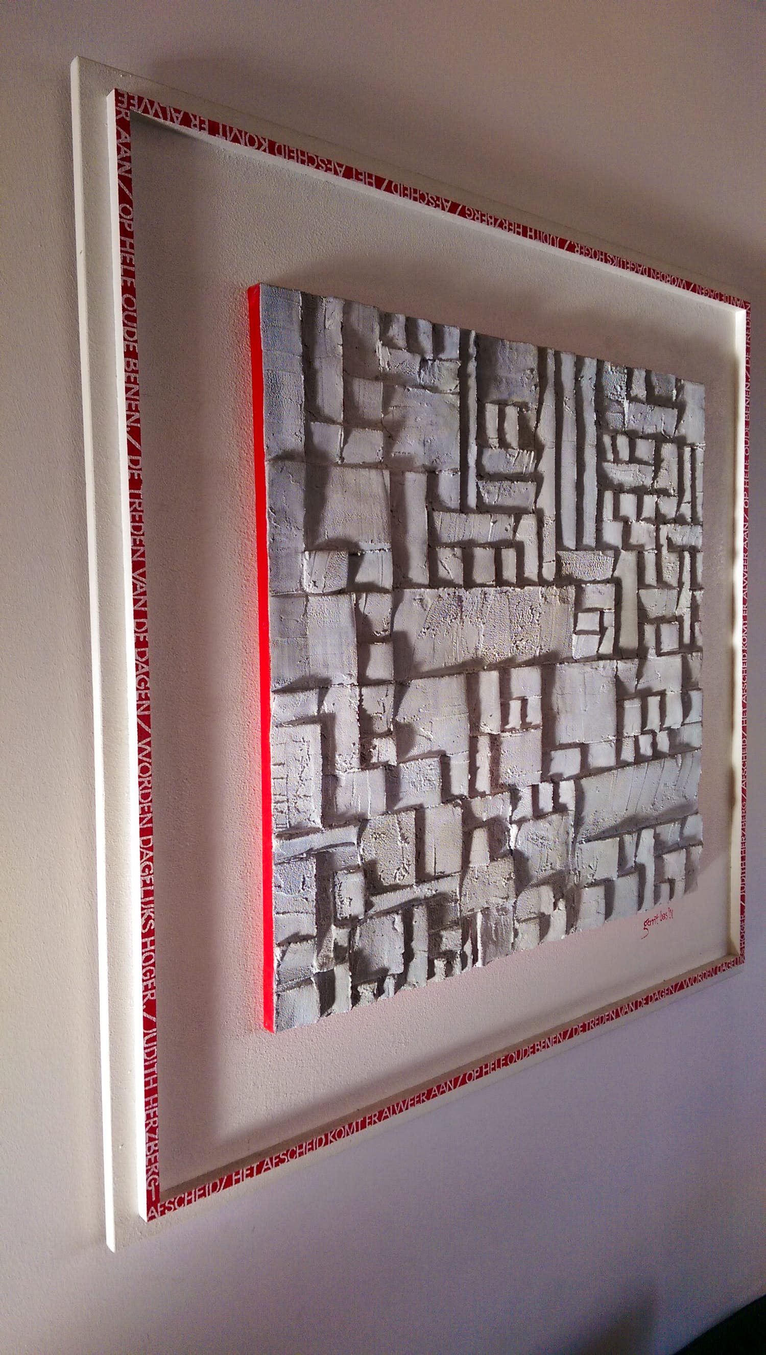 Gerrit Bas - Reliëfwerk in wit-grijs en helder rood, 'Het afscheid komt er alweer aan...' verkocht voor € 150!
