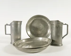 Niet of onleesbaar gesigneerd - Lot van twee tinnen maatbekers en drie borden kopen? Bied vanaf 1!