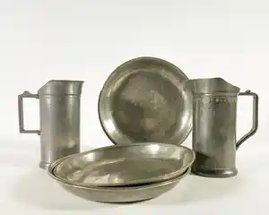 Niet of onleesbaar gesigneerd - Lot van twee tinnen maatbekers en drie borden verkocht voor € 1!