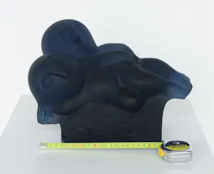 Odile Kinart - Sculptuur van glas, Man en vrouw op een bank kopen? Bied vanaf 400!