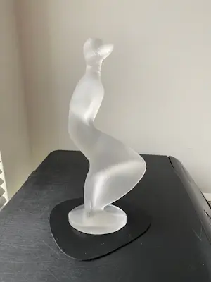 Ida Schwetz-Lehmann - Tsjechisch art deco "frosted glass" sculptuur "Meisje in de wind" kopen? Bied vanaf 100!