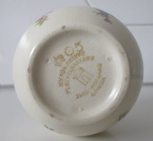 Plateelbakkerij Zuid-Holland - Miniatuur platelen bolvaasje met floraal decor kopen? Bied vanaf 12!