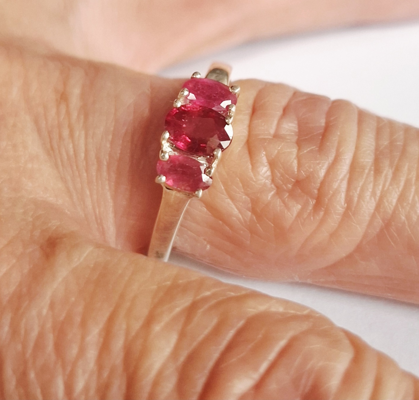 Buy Nieuwe zilveren Ring met 3 facetgeslepen robijnen? Bid from 55!