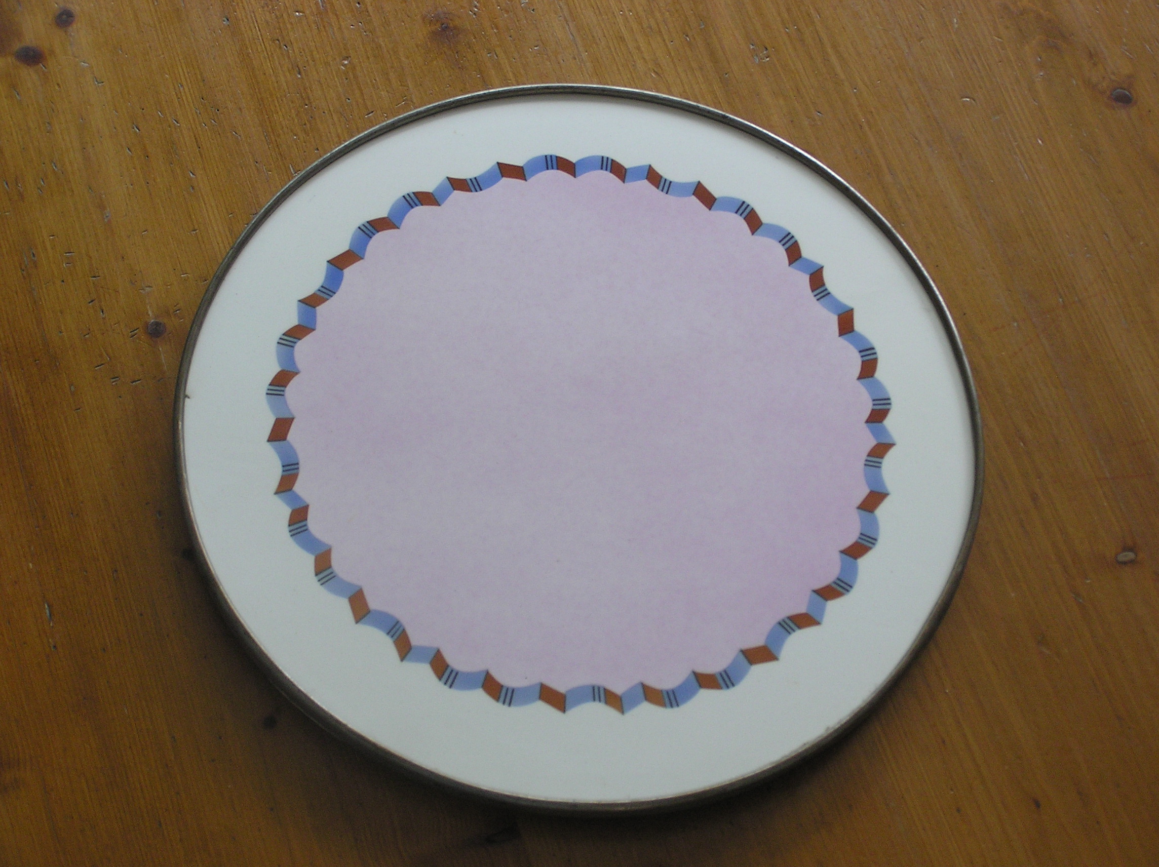 Steengoedfabriek Paetsch -  Bauhaus rond dienblad met geometrisch spuitglazuur decor kopen? Bied vanaf 15!