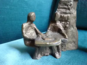 Judith Braun - twee figuren aan tafel met op de achtergrond een bouwwerk- bouwnijverheid kopen? Bied vanaf 75!