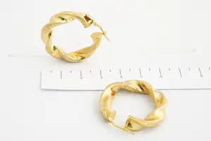 138 - Paar grote 18 karaats gouden gedraaide oorringen - gefaseerde afwerking kopen? Bied vanaf 260!
