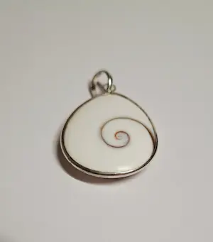 in nieuwstaat zilveren hanger met Shiva schelp hanger ook bekend als Shiva’s oog kopen? Bied vanaf 50!