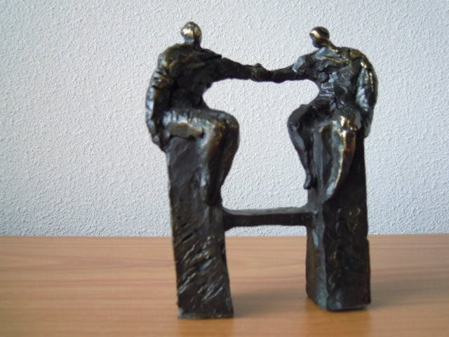 Bernadette Leijdekkers - Zwaar bronzen/verbronst gesigneerd beeldje 2 personen die op paal zitten verkocht voor € 65!