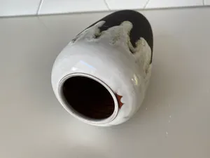 Niet of onleesbaar gesigneerd - Vintage aardewerk vaasje met druipglazuur kopen? Bied vanaf 1!