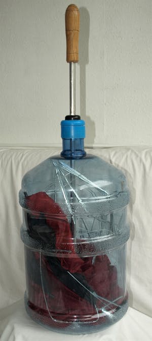 Niet of onleesbaar gesigneerd - Installatie-kunst , Paraplu + Watertank – ca 2003 kopen? Bied vanaf 1!