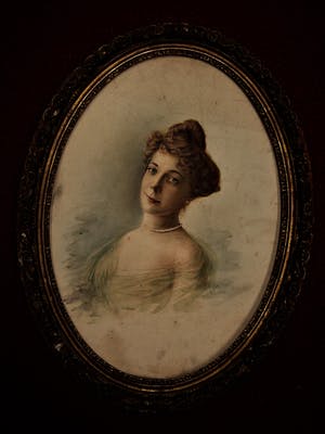 Niet of onleesbaar gesigneerd - Prachtig 19e Eeuws GROOT Medaillon Aquarel "Portret van jongedame" gesigneerd kopen? Bied vanaf 10!