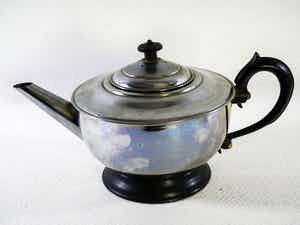 Niet of onleesbaar gesigneerd - Chroom metalen theepot met keramische voering verkocht voor € 1!