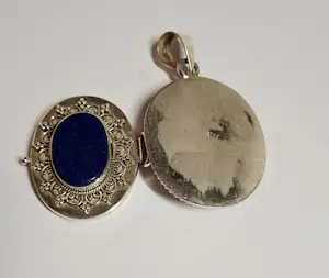 Buy Handgemaakte grote zilveren doos hanger met natuurlijke lapis lazuli steen? Bid from 90!