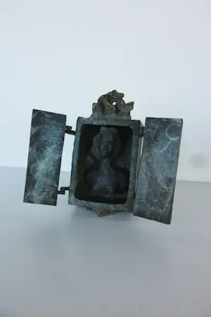 Mieke Oldenburg - Brons, Kastje met beweegbare deuren met vrouwfiguur kopen? Bied vanaf 200!