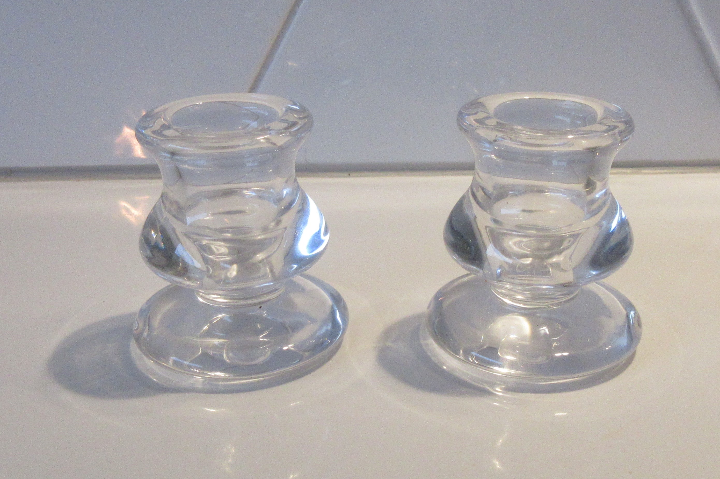 Niet of onleesbaar gesigneerd - Twee blank glazen kandelaren kopen? Bied vanaf 1!