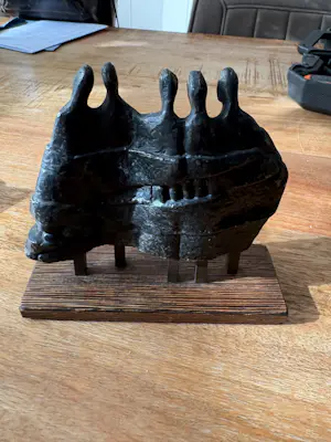 Judith Braun - Zeer fraai vormgegeven sculptuur van vijf mensfiguren die samen een muur vormen kopen? Bied vanaf 100!