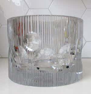 Niet of onleesbaar gesigneerd - XL Space Age dikwandige lens geslepen kristallen vaas of planter verkocht voor € 1!